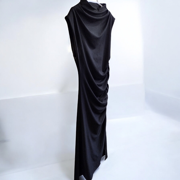 Elegant Black Sleeveless Dress - Picture 3 of 5